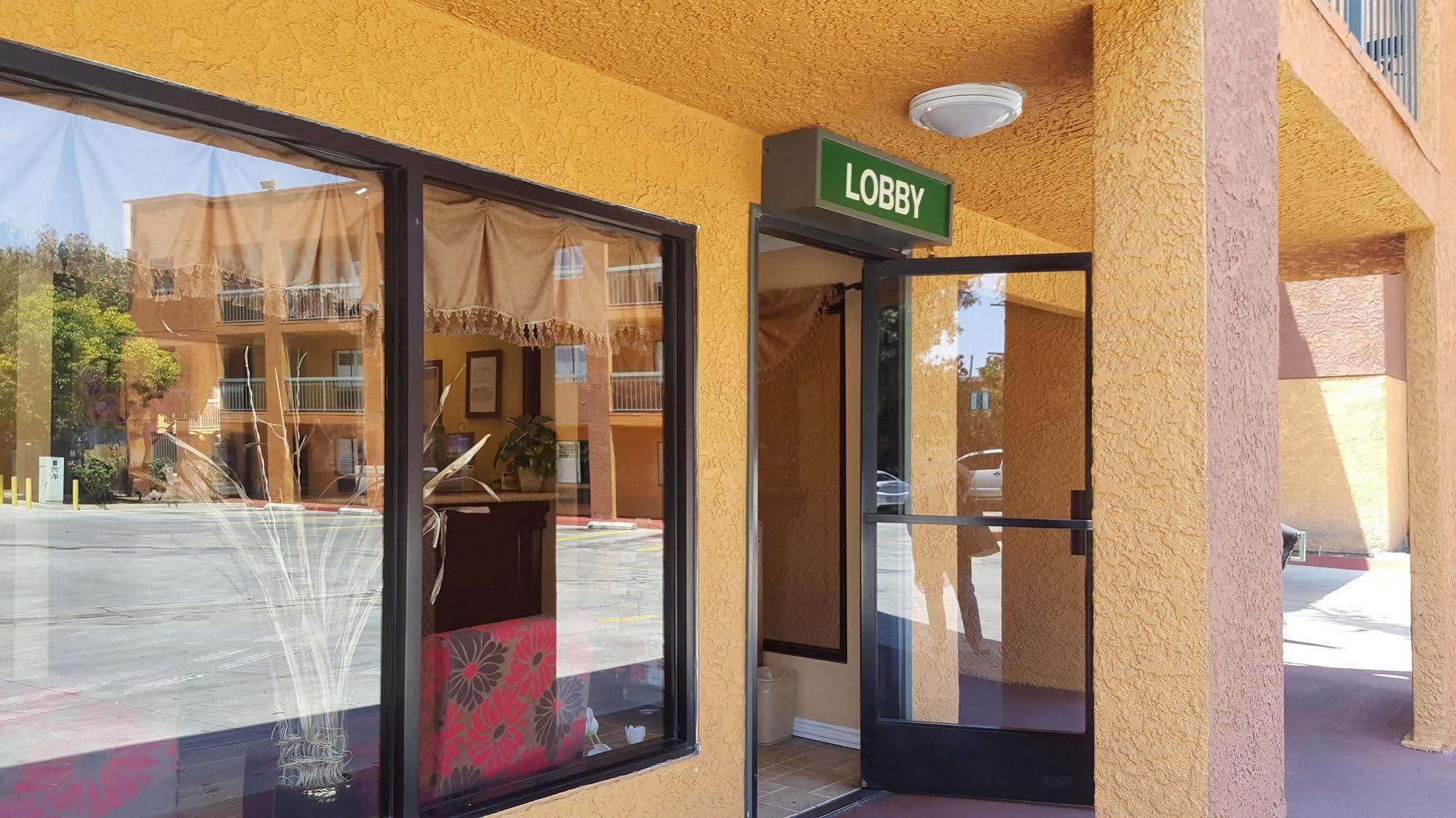 קומפטון Travel Plaza Inn מראה חיצוני תמונה
