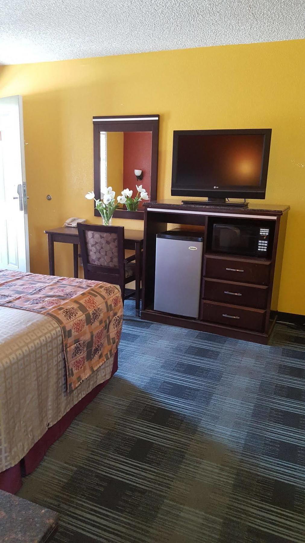 קומפטון Travel Plaza Inn מראה חיצוני תמונה