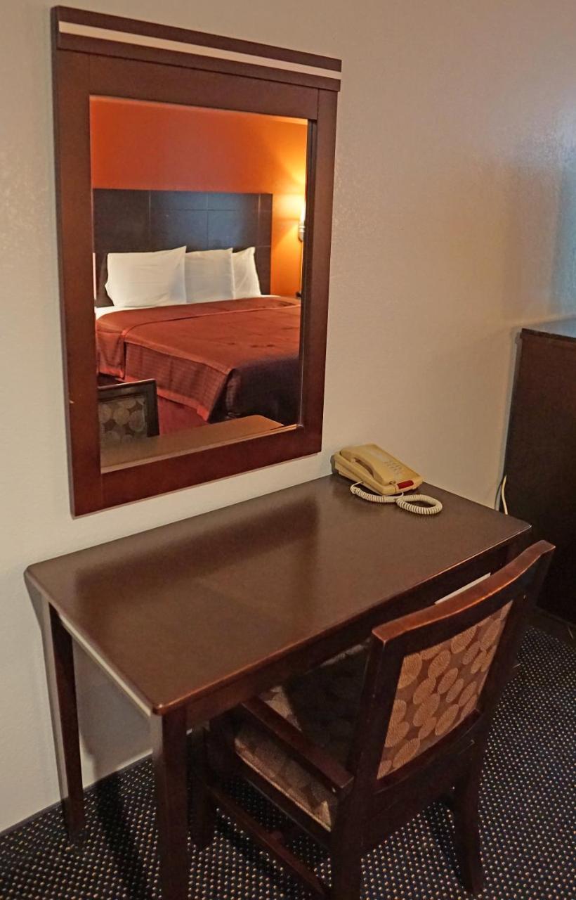 קומפטון Travel Plaza Inn מראה חיצוני תמונה