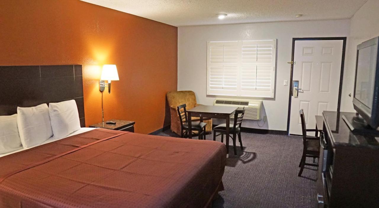קומפטון Travel Plaza Inn מראה חיצוני תמונה